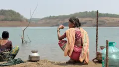 मुंबईला पाणी पुरवणाऱ्या धरणाशेजारच्या गावकऱ्यांची पाण्यासाठी 'जीवघेणी' कसरत