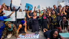 Ụmụnwaanyị na-ebe akwa oge ha mere ngagharịiwe
