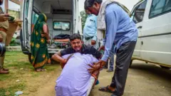 రోదిస్తున్న కుటుంబ సభ్యులు