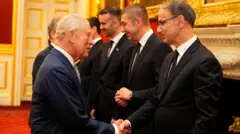 kralj čarls se rukuje sa premijerom srbije đurom macutom