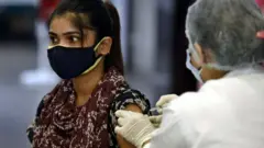 புதுச்சேரியில் வீடு வீடாக சென்று தடுப்பூசி செலுத்தும் பணி தீவிரம்