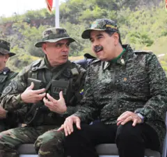 Vladimir Padrino usando uma roupa militar e conversando com Maduro