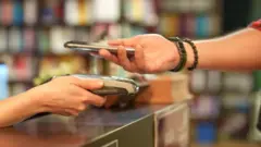 पूरी दुनिया में सोशल मीडिया इन्फ़्लूएंसिंग के जरिए कमाई का बढता ट्रेंड