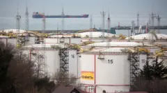 Tanques de armazenamento de petróleo e um navio petroleiro em Tuapse, na Rússia
