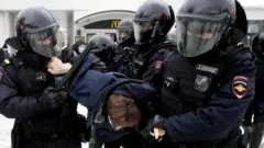 Россиядаги норозилик намойиши иштирокчисининг қўлга олиниши