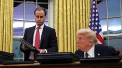 အမေရိကန်ပြည်ထောင်စု၊ ဝါရှင်တန်ဒီစီ၊ အိမ်ဖြူတော်က သမ္မတရုံးခန်းအတွင်း လွတ်ငြိမ်းချမ်းသာခွင့်နဲ့ ဥပဒေကဲ့သို့အာဏာတည်တဲ့ အမိန့်တွေကို လက်မှတ်ထိုး ထုတ်ပြန်ခဲ့တဲ့ သမ္မတထရမ့်