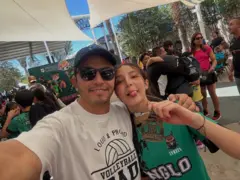 Carlos Arellano tira uma selfie com sua filha Paloma Nicole, que segura uma medalha do torneio escolar.