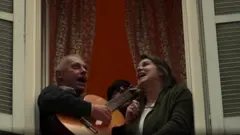 Pessoas cantando de janelas na Itália