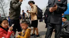 2017년 4월 16일 북한 평양 시내의 북한 주민들 모습