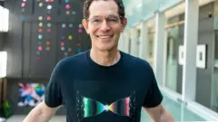 Físico sul-africano que trabalhou com Stephen Hawking tem o que chama de 'explicação mais simples' para surgimento do universo.