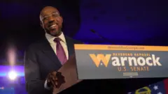 決選投票でジョージア州選出の連邦上院議員として再選されたワーノック牧師（7日、アトランタ）