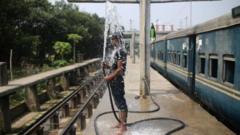 তীব্র গরমে শরীর ঠান্ডা করার চেষ্টা