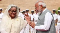 दिल्लीमा बाङ्ग्लादेशी प्रधानमन्त्री शेख हसिनालाई स्वागत गर्दै भारतका प्रधानमन्त्री नरेन्द्र मोदी