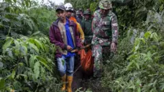 Warga setempat dan aparat terlibat dalam upaya evakuasi korban Gunung Marapi, Sumatra Barat, Selasa (05/12).