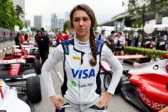 A piloto brasileira Rafaela Ferreira, em meio a carros de corrida na pista em Singapura (outubro de 2025)