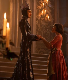 Gal Gadot e Zegler em cena de Branca de Neve