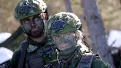 Шведские солдаты на учениях Oak Resolve на военной базе в Адажи, Латвия, 25 февраля 2025 года