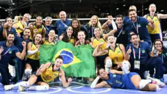 A seleção feminina360 casinovôlei comemora a conquista do bronze