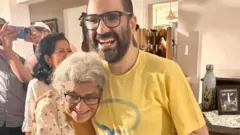 الناشط علاء عبد الفتاح مع والدته عقب الإفراج عنه