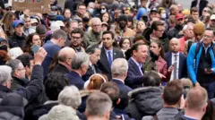 السناتور الديمقراطي كريس مورفي عن ولاية كونيتيكت خارج مبنى الوكالة الأمريكية للتنمية الدولية (USAID)، بعد أن قال الملياردير إيلون ماسك، الذي يرأس حملة الرئيس الأمريكي دونالد ترامب لتقليص حجم الحكومة الفيدرالية، إن العمل جار لإغلاق وكالة المساعدات الخارجية الأمريكية USAID، في واشنطن، الولايات المتحدة، 3 فبراير 2025