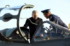 Президент Мирзиёев ҳарбий самолётни кўздан кечираяпти