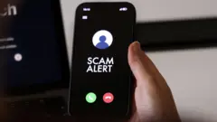 போலி செயலிகள் மூலம் தகவல்களை திருடும் ஹேக்கர்கள் - எச்சரிக்கையாக இருப்பது எப்படி?