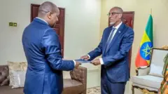 Amb. Tashoomaan wayita xalayaa muudamaa Pre. Muuseef dhiyeessaniitti
