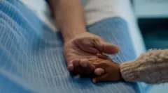 Mãos dadas num leito