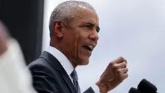 O ex-presidente dos Estados Unidos Barack Obama faz um discurso durante a cerimônia de inauguração do Centro Presidencial Barack Obama na John Lewis Plaza em 18 de junho de 2026, em Chicago, Illinois.