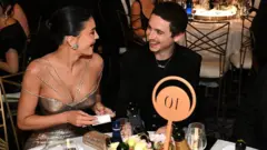 2026年1月11日にカリフォルニア州ロサンゼルスで開催された第83回ゴールデングローブ賞授賞式にモエ・エ・シャンドンに出席したカイリー・ジェンナーとティモシー・シャラメ。 (写真提供: Michael Kovac/Getty Images for Moët & Chandon)