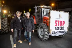 Manifestantes de sindicato agrícola francês tenta usar tratores para bloquear o anel viário de Paris durante um protesto contra o acordo comercial Mercosul, em Paris, França, em 9 de janeiro de 2026.