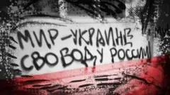 Um grafite em um muro que diz: 'Paz para a Ucrânia, Liberdade para a Rússia'
