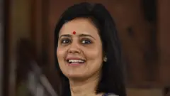  महुआ मोइत्रा 