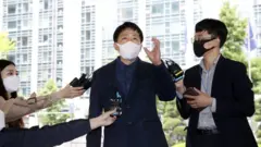 대북전단금지법 위반 혐의를 받는 박상학 자유북한운동연합 대표가 10일 경찰 소환 조사를 위해 서울 종로구 서울지방경찰청으로 들어서며 취재진 질문에 답하고 있다