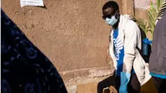 Pesin dey wear mask and glove