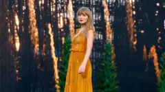 Taylor Swift com vestido laranja