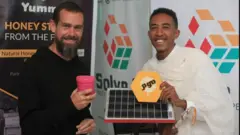 ናትናኤል የበይነ መረብ ሥራ ፈጣሪ ከሆነው የትዊተር መሥራች እና የቀድሞው ሥራ አስፈጻሚ ጃክ ዶርሲ ጋር