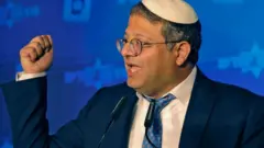 Ben Gvirya fara siyasarsa da ƙungiyar Kach mai nuna wariyar ƙarƙashin jagorancin Meir Kahane 