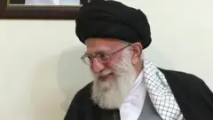 رهبر ایران در قاب 'غیر رسمی'؛ رهبر ایران در قاب واقعیت