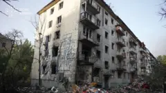 Пошкоджений внаслідок ракетної атаки будинок у Києві