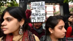 प्रदर्शन करते छात्र