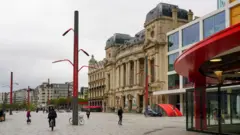 Antwerp Opera Binası'nın 2023'te çekilen bir fotoğrafı, sokakta az sayıda insan var. Binayı çaprazdan görüyoruz.