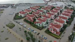 Drone fotoğrafında, 14 Aralık 2020'de İzmir'in Karşıyaka ilçesinde şiddetli yağış sonucu denizin taşması sonucu bir yerleşim yerinin sel suları altında kaldığı görülüyor.