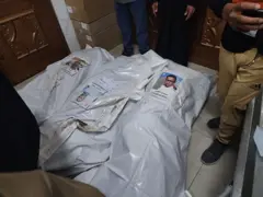 Corpos cobertos dos mortos no ataque