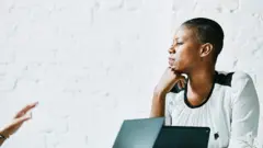 Femme d'affaires écoutant quelqu'un