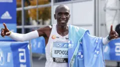 Kipchoge cruza la línea final en Berlín.