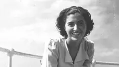 Crno-bela fotografija nasmejane Hilde Dajč