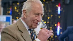 Rei Charles tomando uísque em um copo