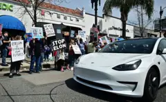 Protesto contra Musk e a Tesla na Califórnia