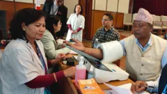 स्वास्थ्य परीक्षण गराउँदै सांसद